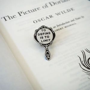 PIN ESMALTADO GRIS CON IMAGEN DE DORIAN, ESPEJO GTICO