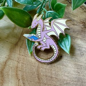 PIN DE ESMALTE DRAG�N ROSA LEYENDA